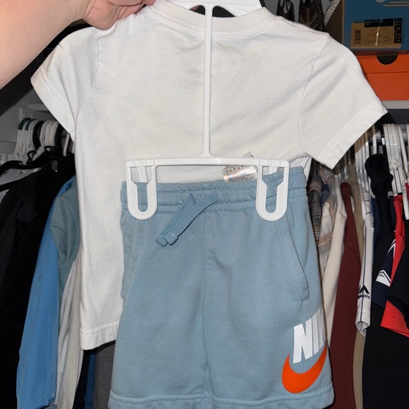 Nike Set - Picture 2 of 2